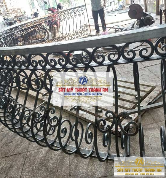 Lan can mặt tiền sắt cong đẹp quận 2